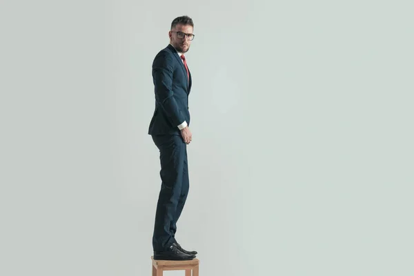 Helkroppsbild Stilig Medelålders Man Med Glasögon Elegant Kostym Står Trästol — Stockfoto