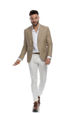 Seksi manken, tavır takınıyor, gözlük takıyor ve kameraya bakıyor.