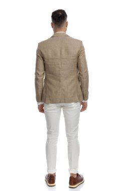 Beyaz stüdyo arka planında kameraya sırtını gösteren bir iş adamının dikiz görüntüsü