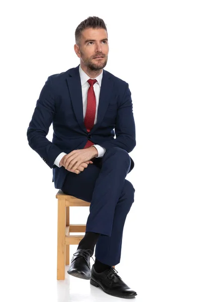 Zamyšlený Podnikatel Obleku Zkříženýma Nohama Vzhlíží Sní Zatímco Sedí Před — Stock fotografie