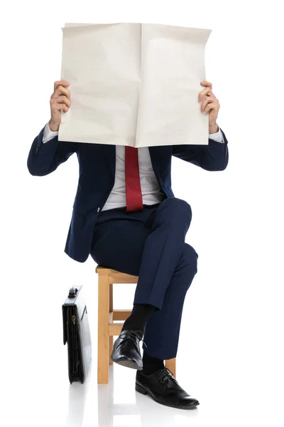 Lacivert Takım Elbiseli Adamı Gazetenin Arkasına Saklanıyor Stüdyoda Beyaz Arka — Stok fotoğraf