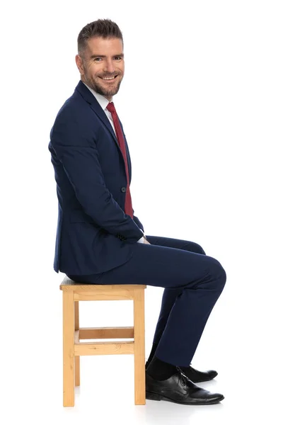 Glad Ung Man Elegant Kostym Sitter Sidovy Pose Trästol Och — Stockfoto