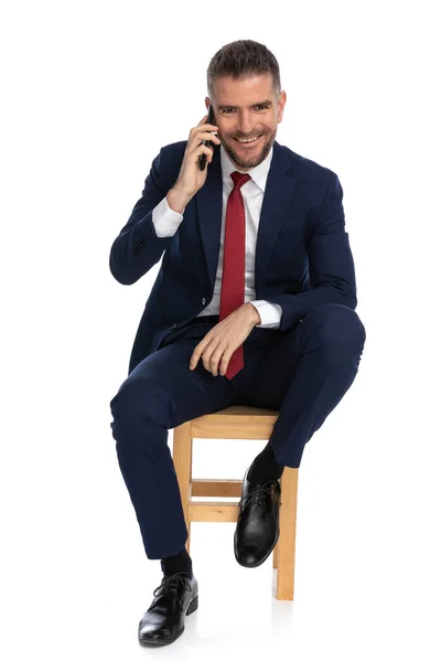 Yaşlarda Çekici Bir Adam Telefonda Konuşuyor Stüdyoda Beyaz Arka Planda — Stok fotoğraf