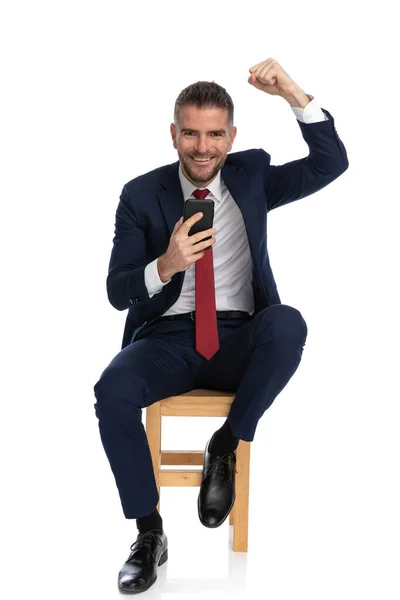 Feliz Hombre Cuarenta Años Sosteniendo Brazo Por Encima Cabeza Celebrando — Foto de Stock