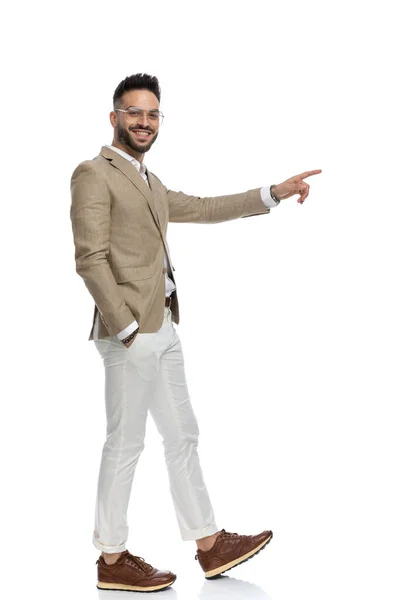 Vista Lateral Hombre Negocios Guapo Con Una Sonrisa Cara Caminando — Foto de Stock