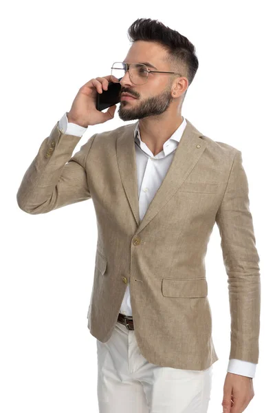 Vista Laterale Giovane Uomo Affari Bello Avendo Una Conversazione Telefono — Foto Stock
