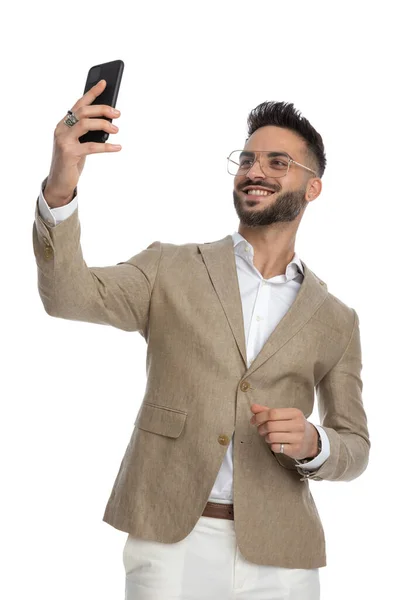 Šťastný Podnikatel Přičemž Selfie Velkým Úsměvem Nosí Brýle Bílém Pozadí — Stock fotografie