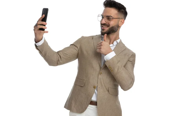 Atractivo Hombre Negocios Dando Gusta Videochat Sonriendo Contra Fondo Estudio — Foto de Stock