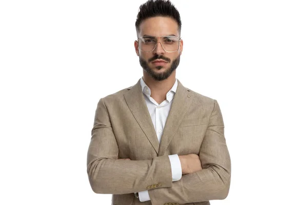 Hombre Negocios Serio Posando Con Los Brazos Cruzados Pecho Una — Foto de Stock