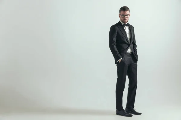 Homem Negócios Elegante Segurando Mãos Nos Bolsos Vestindo Óculos Olhando — Fotografia de Stock
