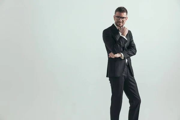 Sexy Geschäftsmann Berührt Sanft Sein Kinn Faltet Die Arme Und — Stockfoto