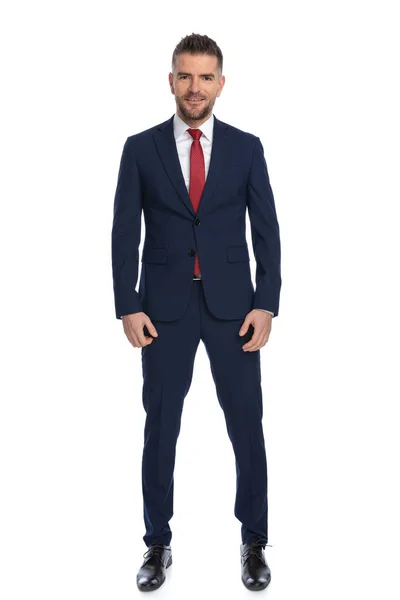 Elegancki Facet Ubrany Granatowy Garnitur Czerwonym Krawacie Pozujący Uśmiechem Twarzy — Zdjęcie stockowe