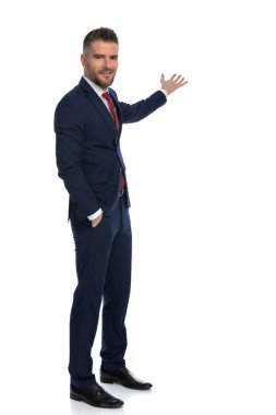 Mutlu iş adamı kendini rahat hisseder ve elini beyaz arka planda tutar.