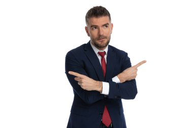 Yakışıklı iş adamı zıt yönlere bakıyor ve beyaz arka plana bakıyor.