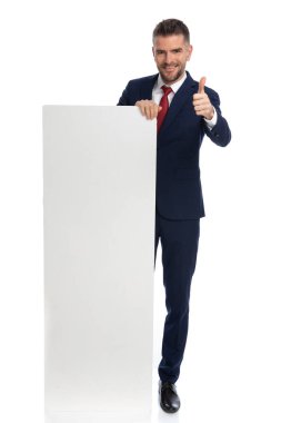 Reklamını yapan işadamı, beyaz stüdyo geçmişine karşı başarılı oldu.
