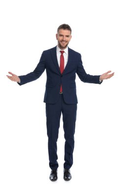 Yakışıklı genç işadamı bizi partiye davet ediyor. Kolları açık ve kameraya gülümsüyor.