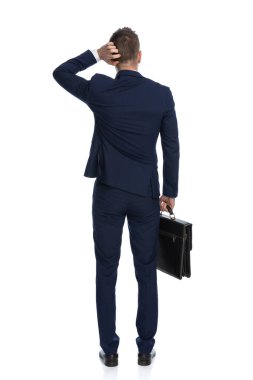 Kafasını kaşıyan ve beyaz arka plana karşı önemli bir karar veren bir iş adamının arka planı.