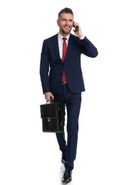 Yakışıklı iş adamı elinde bir dava, telefonda konuşurken toplantısına doğru yürüyor.