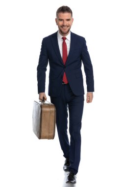 İş adamı yüzünde kocaman bir gülümseme ve mutlu bir gülümsemeyle tatile doğru ilerliyor. 