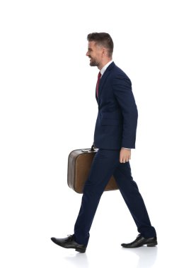 Yakışıklı bir iş adamının tatile çıkışının yan görüntüsü ve bundan çok mutlu olması.