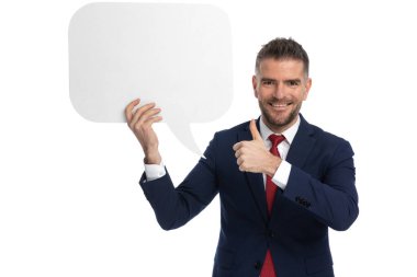 Çekici iş adamı iyi bir işaret veriyor ve yüzünde gülümseme olan bir konuşma balonu sunuyor. 