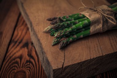 Taze sağlıklı sebzelerin yakın plan fotoğrafı ahşap kesim tahtasının üstünde, vejetaryen yemeğinde pişirilmeye hazır.