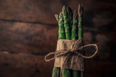 Güzel bir demet taze serçenin yakın plan kırsal fotoğrafı. Bir iple sarılmış ve bağlanmış. 