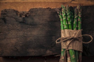 Taze serçe otu antika bir doğrama tahtasının tepesinde mesajınız için yer açıyor.