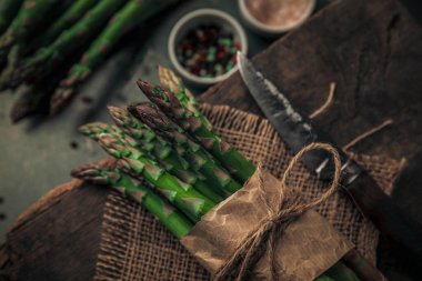 Taze kuşkonmaz ile sağlıklı bir yemek yanında bıçak ve tadı için tuz ve biber.