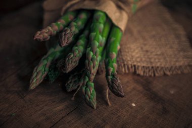 Sağlıklı bir yemek pişirmek için ideal taze sebzelerin yakın plan fotoğrafı, kırsal bir kumaşın üstünde ve yemek tahtasında.