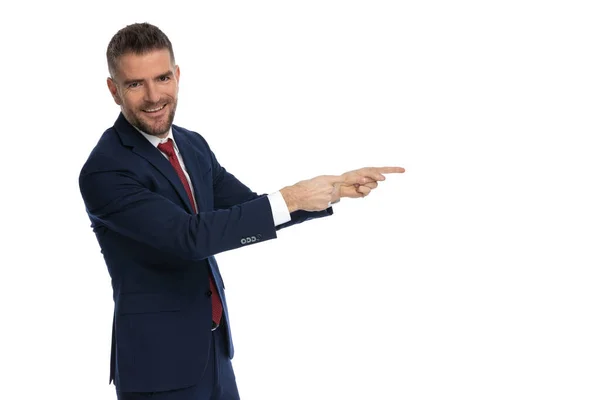 Feliz Hombre Negocios Señalando Lado Sonriendo Cámara Contra Fondo Blanco — Foto de Stock