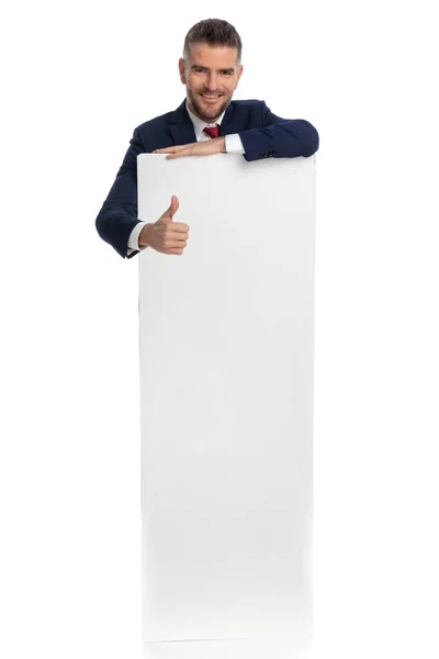 Бізнесмен Дає Великий Палець Порожнього Рекламного Щита Посміхається Камеру Білому — стокове фото