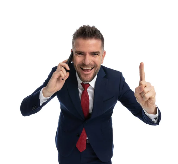 Молодой Бизнесмен Указывая Вверх Время Разговора Телефону Празднуя Успех — стоковое фото