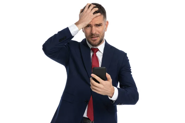 Homem Negócios Atraente Batendo Com Cabeça Quando Ele Texto Que — Fotografia de Stock