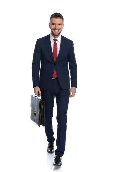 Homem Negócios Atraente Saindo Trabalho Com Grande Sorriso Rosto Segurando — Fotografia de Stock