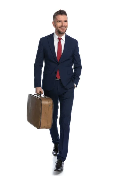 Homem Negócios Atraente Ansioso Para Sua Viagem Férias Segurando Uma — Fotografia de Stock