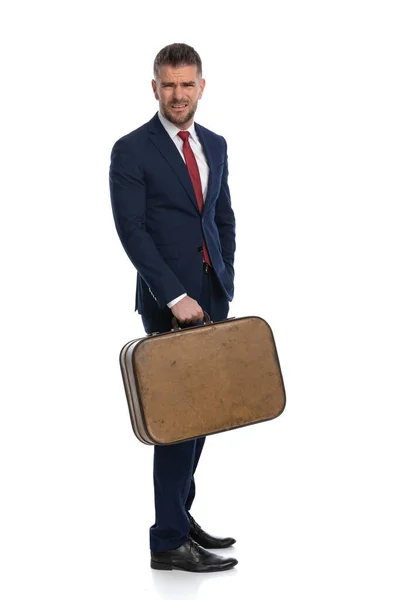 Atrakcyjny Biznesmen Czuje Się Obrzydliwie Zaskoczony Tym Widzi Trzyma Bagaż — Zdjęcie stockowe