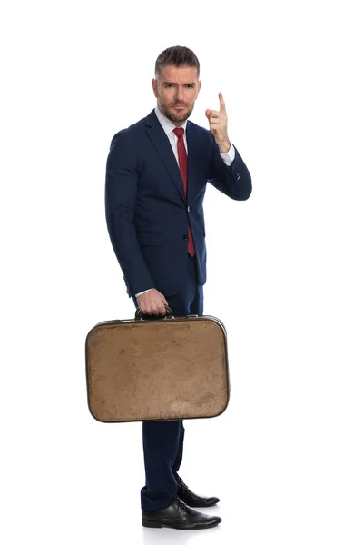 Sexy Biznesmen Gestykulując Zwrócić Uwagę Trzymając Bagaż Nim Dla Jego — Zdjęcie stockowe