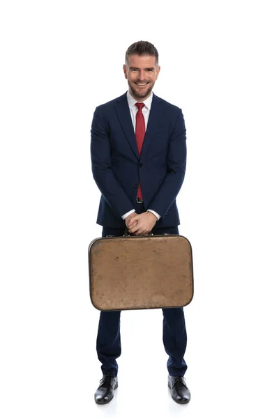 Sexy Biznesmen Uczucie Szczęśliwy Dla Iść Wakacje Trzymając Jego Bagaż — Zdjęcie stockowe