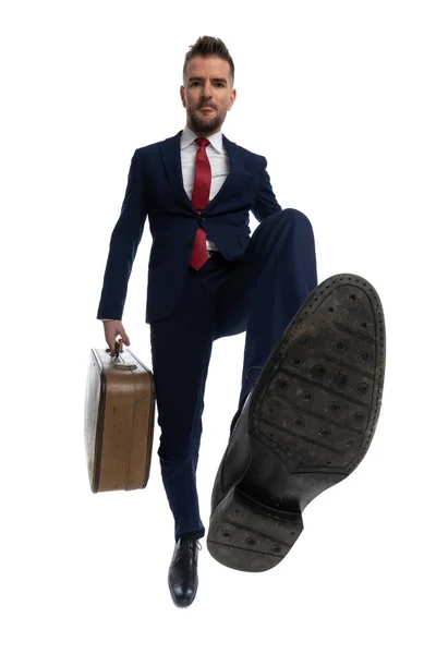 Biznesmen Czuje Się Obrażony Kopie Nogą Trzymając Bagaż Wracając Nieudanego — Zdjęcie stockowe