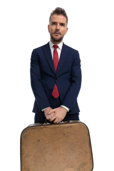 Przystojny Biznesmen Czeka Jego Bagażem Aby Pojechać Zasłużone Wakacje — Zdjęcie stockowe
