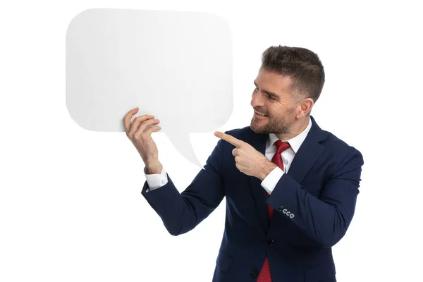 Homem Negócios Atraente Apontando Para Uma Bolha Discurso Sorrindo Vestindo — Fotografia de Stock