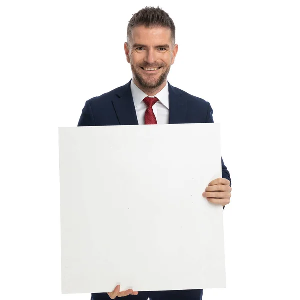 Attraktive Geschäftsmann Präsentiert Seine Leere Plakatwand Und Lächelt Die Kamera — Stockfoto