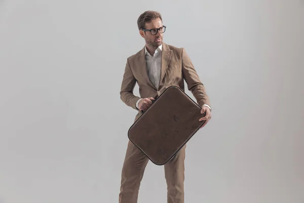 Przystojny Biznesmen Trzymając Jego Bagaż Patrząc Bok Nosząc Okulary Pozie — Zdjęcie stockowe
