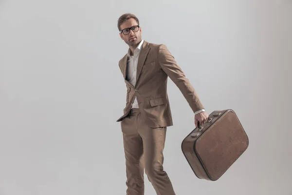 Sexy Mode Model Posiert Mit Seinem Koffer Rampenlicht Und Hält — Stockfoto