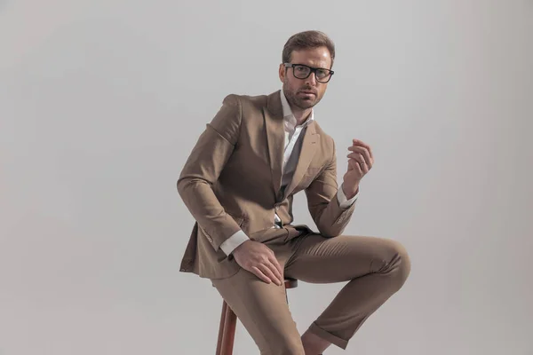 Homem Negócios Atraente Posando Uma Cadeira Madeira Descansando Mãos Colo — Fotografia de Stock