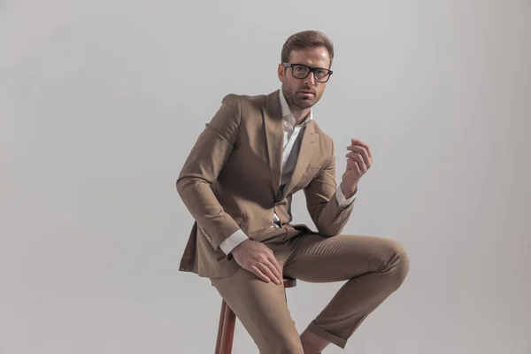 Atractivo Hombre Negocios Posando Una Silla Madera Apoyando Sus Manos — Foto de Stock