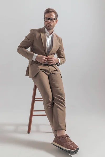 Cool Mode Model Sluiten Van Zijn Jas Kruisen Zijn Benen — Stockfoto