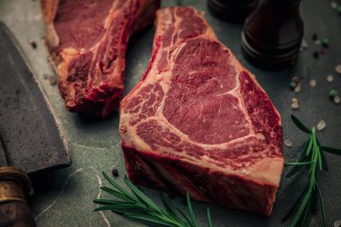 Demir masanın üstünde biberiyeli taze et ve biraz tuz ve biber serpiştirilmiş satırın yanında. 