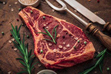 Taze pişmemiş biftek üzerine tuz, biber ve yeşil biberiye serpiştirilmiş. 